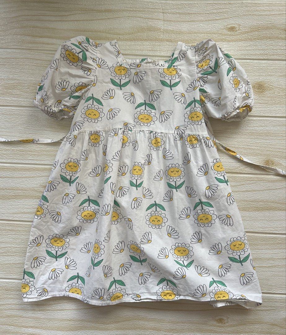 My bebe sunflower dress (Category: Babies & Kids Fashion) located in Cebu City. Submitted by yjainani (Listing ID 1468073624, Image 1). Description: summer dress features a square neckline, puff sleeves, a high-waisted cinched skirt, and an all-over cartoon sunflower pattern fits 3-4T.