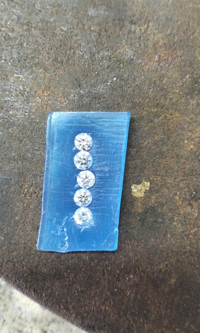 Natural Diamond lose stone (Category: Precious Stones) located in San Jose. Submitted by lenlorie3649 (Listing ID 1468148349, Image 2). Description: Natural Diamond lose stone 0.17ct.each 5pcs. Total carat weight 0.85ct.mapuputi take all 14k 💯% all natural Diamond.