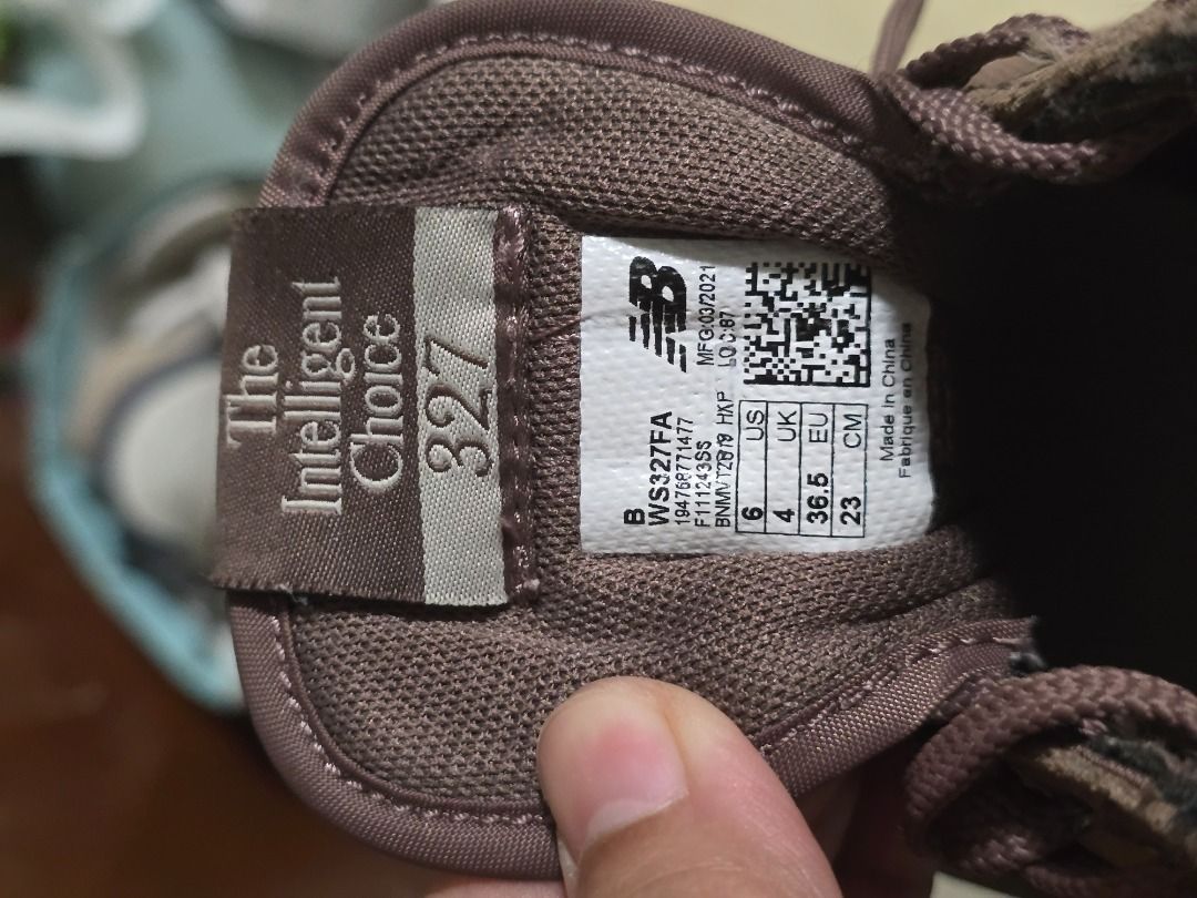 New Balance 327 (Category: Sneakers) located in Las Pinas. Submitted by southmommah (Listing ID 1468247085, Image 3). Description: Original New Balance 327. What you see is what you get..