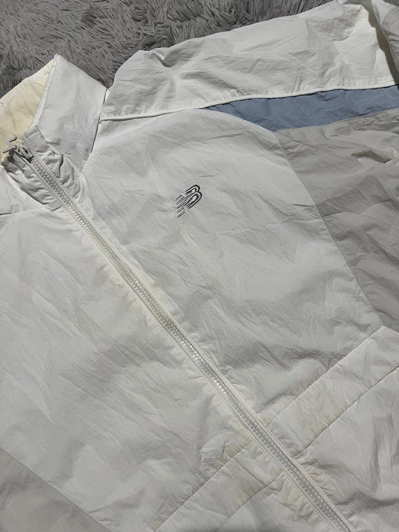 New balance packable hood windbreaker (Category: Coats, Jackets and Outerwear) located in Manila. Submitted by loreenajoc (Listing ID 1468219057, Image 3). Description: New balance packable hood windbreaker Excellent condition Large No issue Need wash.