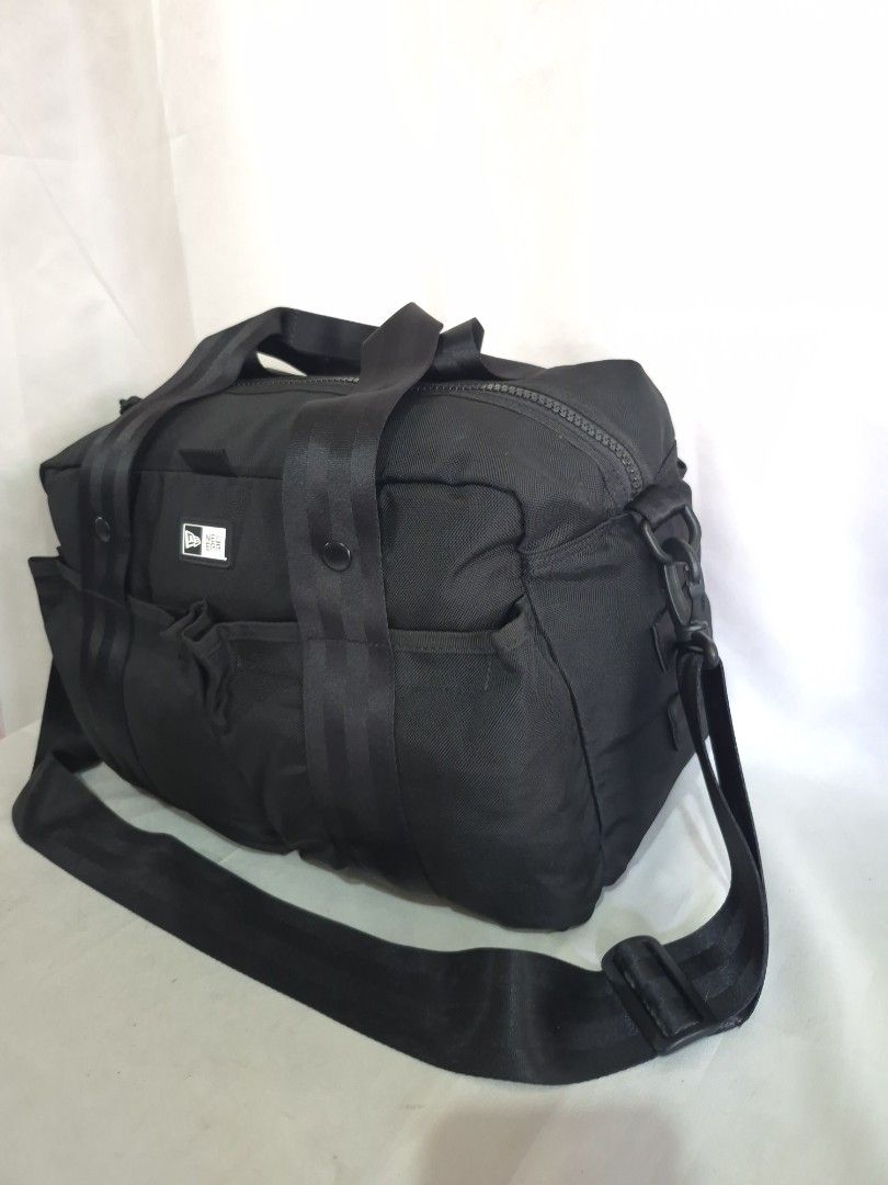 New Era Medium Duffel Bag Black (Category: Sling Bags) located in Davao. Submitted by bae214214 (Listing ID 1468279084, Image 3). Description: New era duffel bag P1,850 Medium size Excellent Color and Condition No issue, malinis at solid. ganda pa ng kulay..