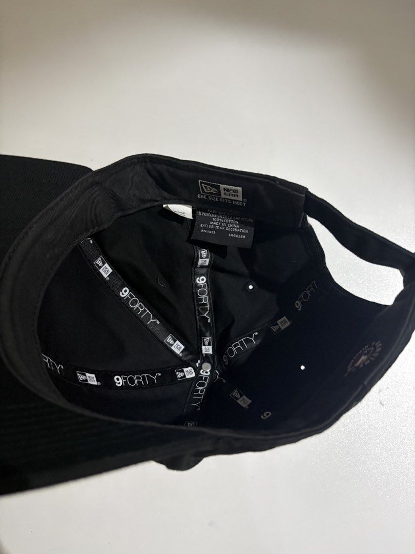 New Era Yankees “Metallic” Cap (Category: Caps & Hats) located in Manila. Submitted by loelma (Listing ID 1468225671, Image 3). Description: Barely Used Neyyork Yankees Metallic Logo Cap.