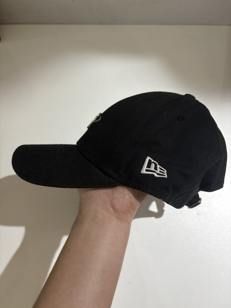 New Era Yankees “Metallic” Cap (Category: Caps & Hats) located in Manila. Submitted by loelma (Listing ID 1468225671, Image 2). Description: Barely Used Neyyork Yankees Metallic Logo Cap.