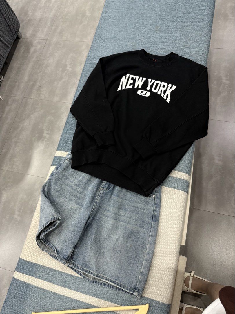 NEW YORK SWEATER LARGE (Category: Hoodies) located in Mexico. Submitted by mallarinathalie (Listing ID 1468113209, Image 1). Description: large good as new black na black color.