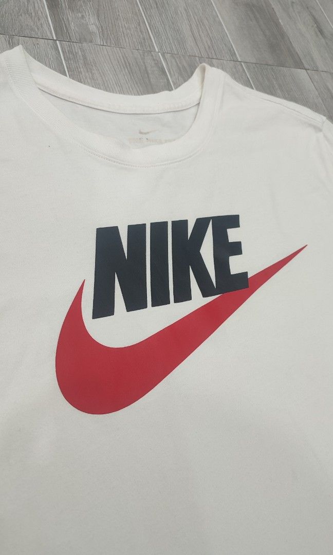 NIKE (Category: Tshirts & Polo Shirts ) located in Manila. Submitted by fhilbelensoncuenco09 (Listing ID 1468072195, Image 3). Description: NIKE ( XL on tag ) Width: 20 Length: 27 Condition: Excellent Color Rate: 9.6/10 Issue: (Colors may vary due to lighting) Mine: 380.