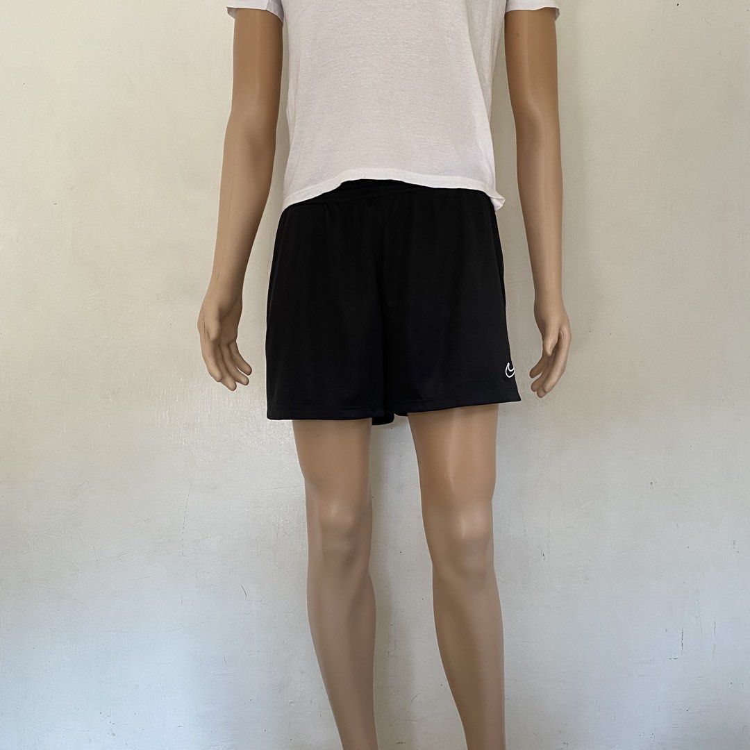 Nike 🩳 | Black Two Toned Short (Category: Shorts) located in Bulacan. Submitted by orc.ph (Listing ID 1468145863, Image 2). Description: Nike 🩳 | Black Two Toned Short Material Used: Polyester - Black - Two Toned - Side Mesh - Short - Streetwear - Casual - Semi Formal - Garterized - Front Embroided Brand -Size: XL-XXXL -Waistline: 36-46” -Length: 14” -Thighs: 14” -Leg Opening: 14” -Rise: 12” -Model: ‘’5’5, 65kg, Waistline 32 - Medium to Large F