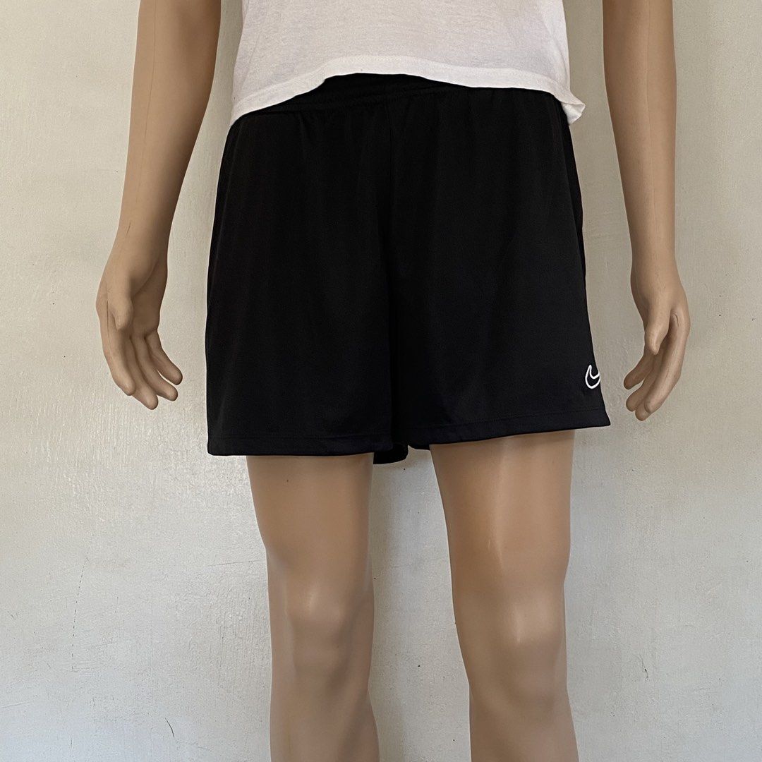 Nike 🩳 | Black Two Toned Short (Category: Shorts) located in Bulacan. Submitted by orc.ph (Listing ID 1468145863, Image 3). Description: Nike 🩳 | Black Two Toned Short Material Used: Polyester - Black - Two Toned - Side Mesh - Short - Streetwear - Casual - Semi Formal - Garterized - Front Embroided Brand -Size: XL-XXXL -Waistline: 36-46” -Length: 14” -Thighs: 14” -Leg Opening: 14” -Rise: 12” -Model: ‘’5’5, 65kg, Waistline 32 - Medium to Large F