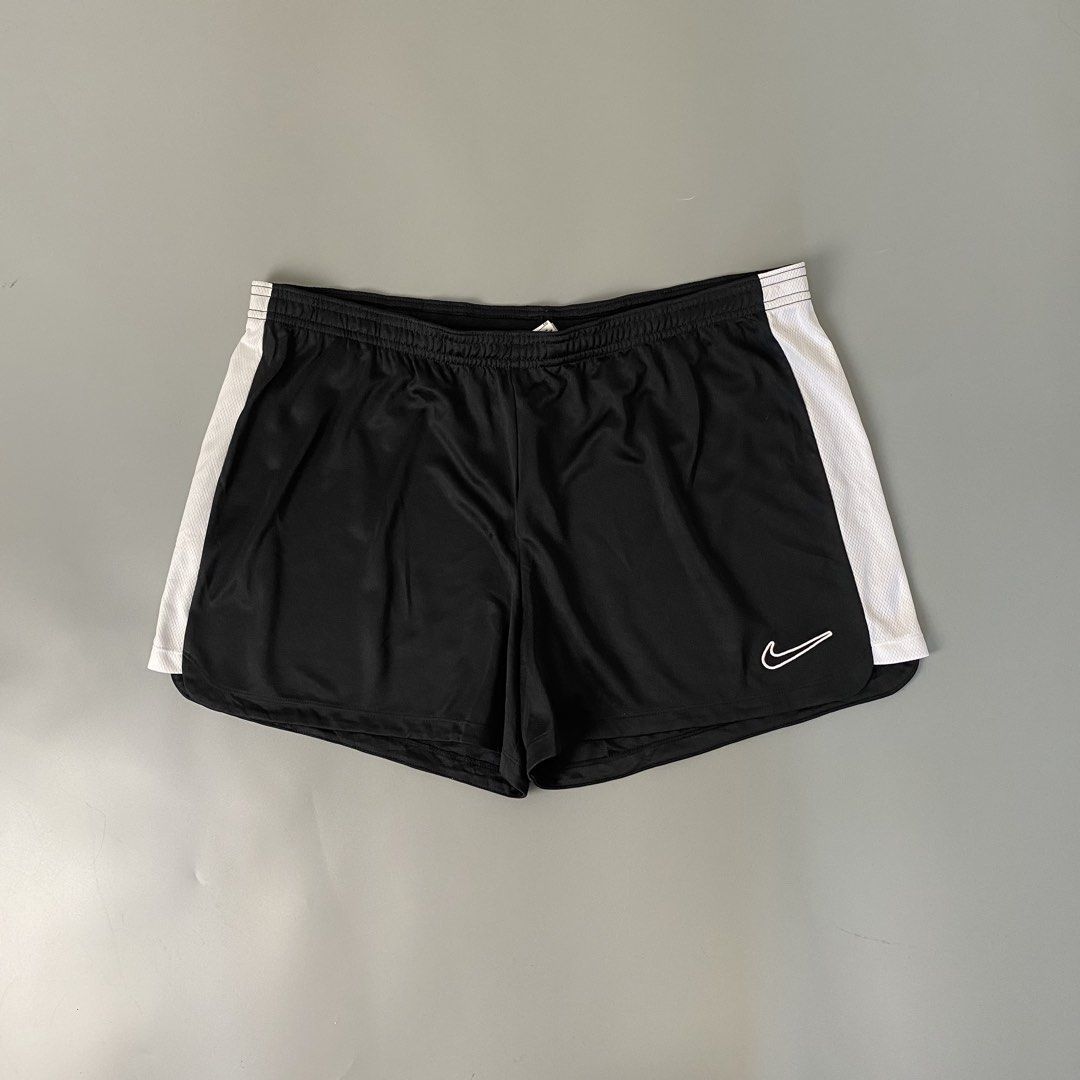 Nike 🩳 | Black Two Toned Short (Category: Shorts) located in Bulacan. Submitted by orc.ph (Listing ID 1468145863, Image 1). Description: Nike 🩳 | Black Two Toned Short Material Used: Polyester - Black - Two Toned - Side Mesh - Short - Streetwear - Casual - Semi Formal - Garterized - Front Embroided Brand -Size: XL-XXXL -Waistline: 36-46” -Length: 14” -Thighs: 14” -Leg Opening: 14” -Rise: 12” -Model: ‘’5’5, 65kg, Waistline 32 - Medium to Large F
