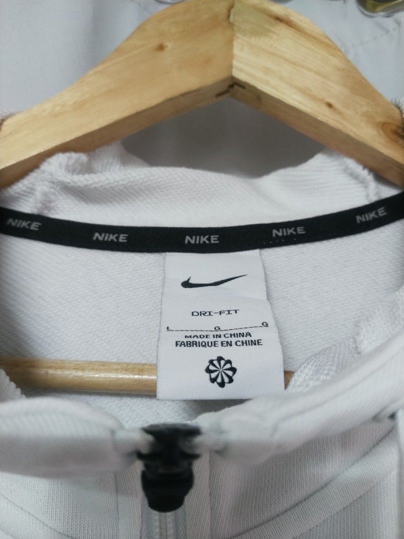 NIKE BIGSWOOSH (Category: Coats, Jackets and Outerwear) located in Manila. Submitted by liljhayvillanueva (Listing ID 1468191343, Image 3). Description: NIKE BIGSWOOSH AUTHENTIC SIZE LARGE COLORATE 9.5/10 ISSUE X NEED WASH.