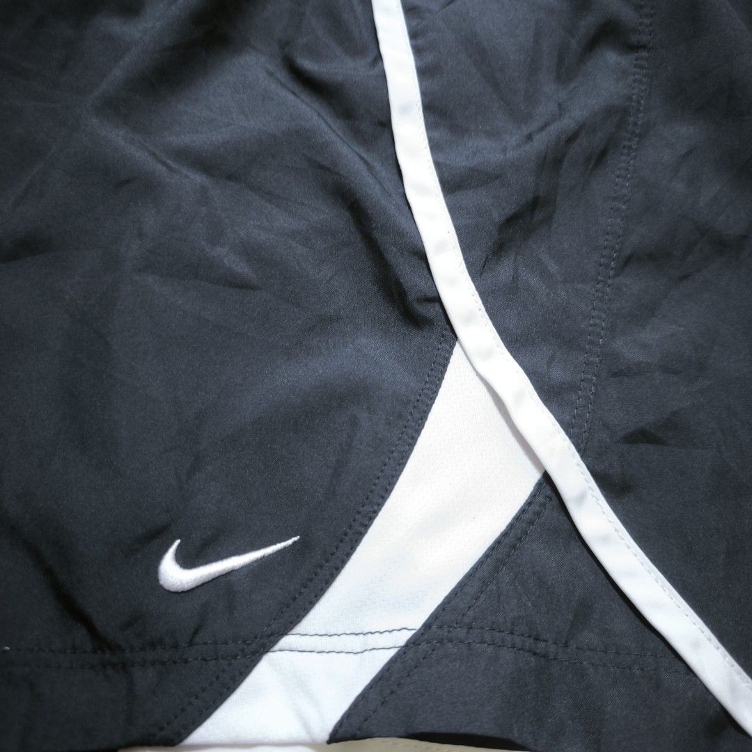 Nike Black and white Embroidered logo Medium (Category: Shorts) located in Guimba. Submitted by naztystuff (Listing ID 1468108463, Image 2). Description: Nike Black and white Embroidered logo size Med 26-34x14 as new 500.