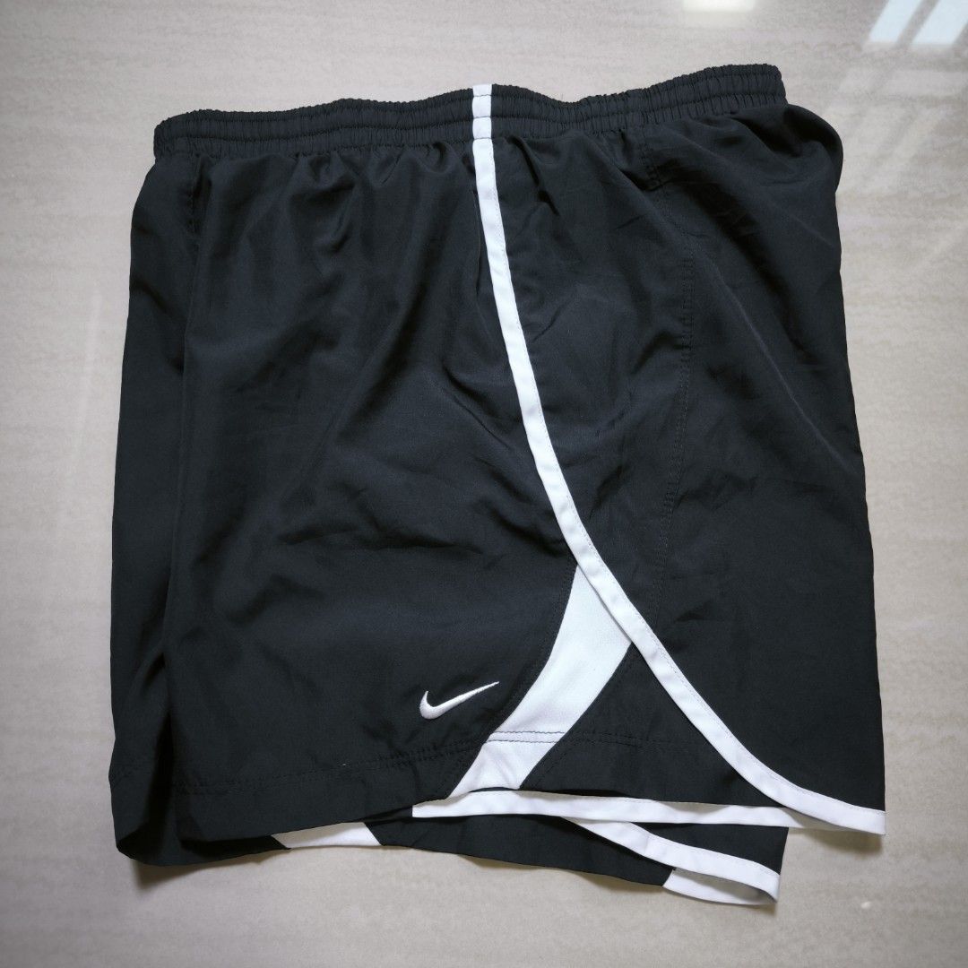 Nike Black and white Embroidered logo Medium (Category: Shorts) located in Guimba. Submitted by naztystuff (Listing ID 1468108463, Image 1). Description: Nike Black and white Embroidered logo size Med 26-34x14 as new 500.
