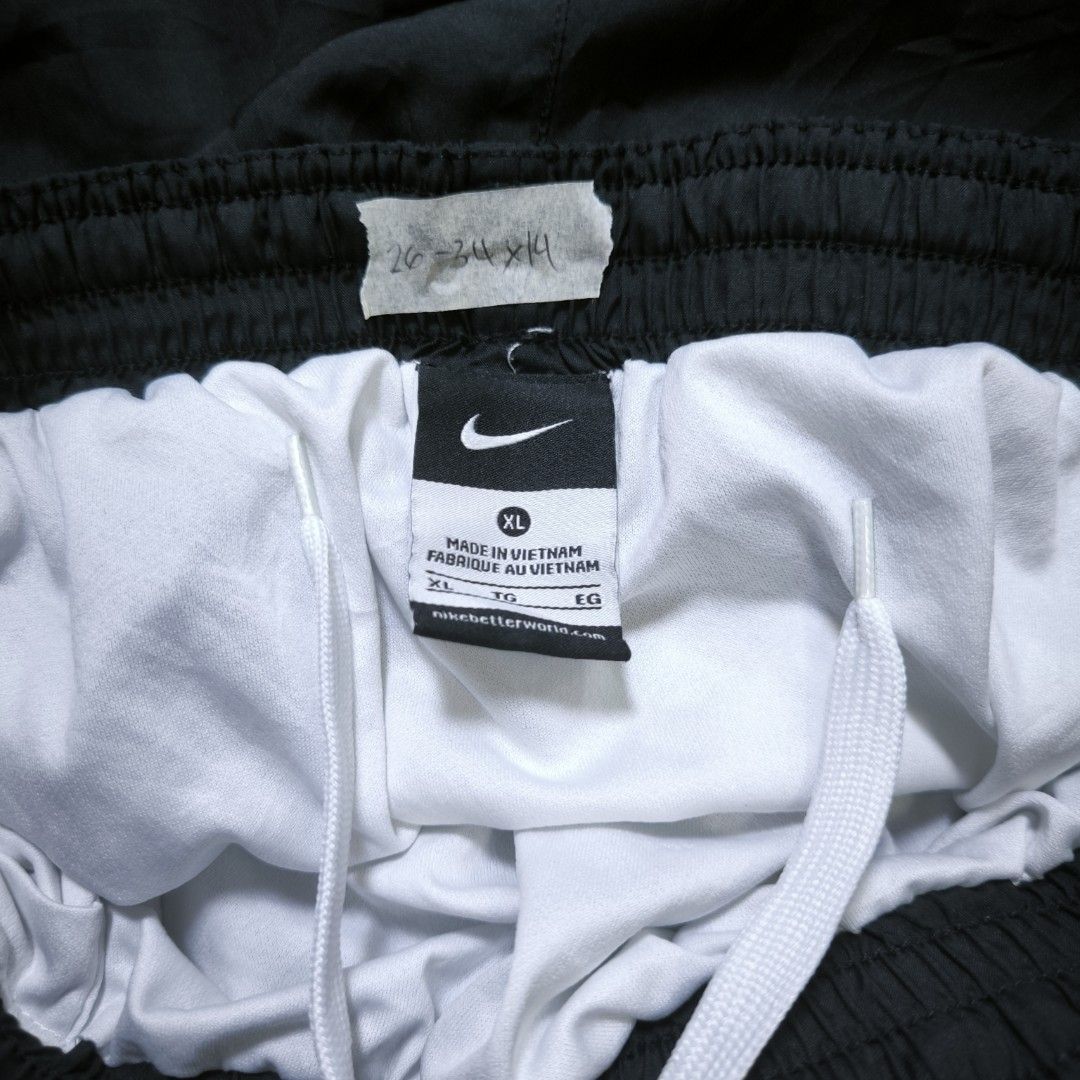 Nike Black and white Embroidered logo Medium (Category: Shorts) located in Guimba. Submitted by naztystuff (Listing ID 1468108463, Image 3). Description: Nike Black and white Embroidered logo size Med 26-34x14 as new 500.