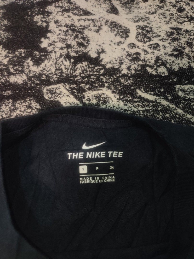Nike box logo curve hem (Category: Shirts) located in Cagayan de Oro. Submitted by jaypeedeistilo (Listing ID 1468082090, Image 3). Description: nike excellent condition ✅ dimes: 17×26.5✅.