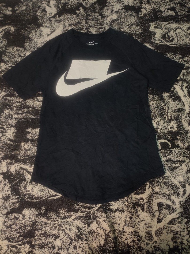 Nike box logo curve hem (Category: Shirts) located in Cagayan de Oro. Submitted by jaypeedeistilo (Listing ID 1468082090, Image 2). Description: nike excellent condition ✅ dimes: 17×26.5✅.