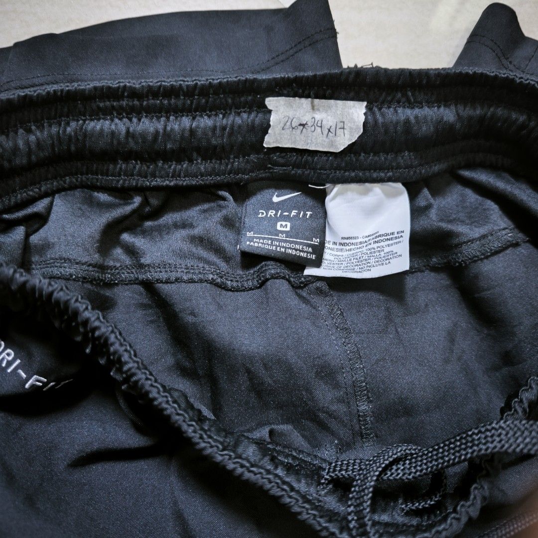 Nike Drifit Short Embroidered Medium (Category: Shorts) located in Guimba. Submitted by naztystuff (Listing ID 1468108150, Image 3). Description: Nike Drifit Short Embroidered Size Med 26-34x17 as new 450.