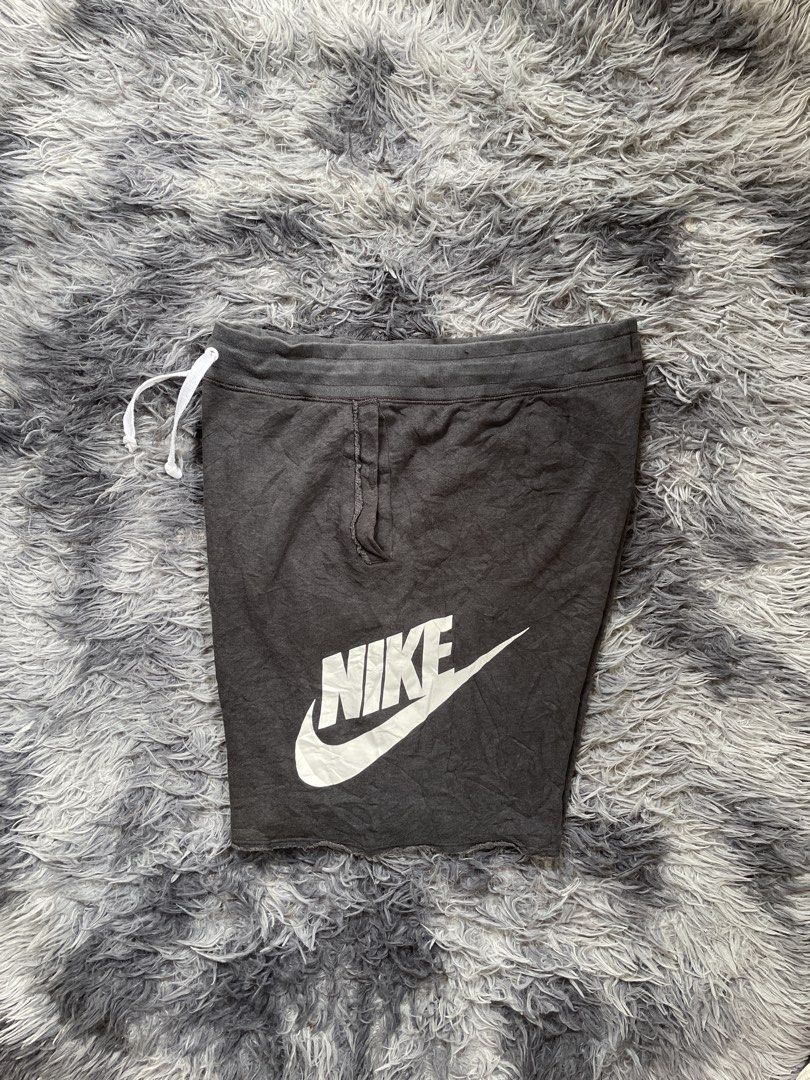 Nike Gray (Category: Shorts) located in Daraga. Submitted by pangs192325 (Listing ID 1468135707, Image 1). Description: Nike Gray Size 30-34 Vrygood condition Minimal issue sa dulo ng check hairline Location Bicol Albay .
