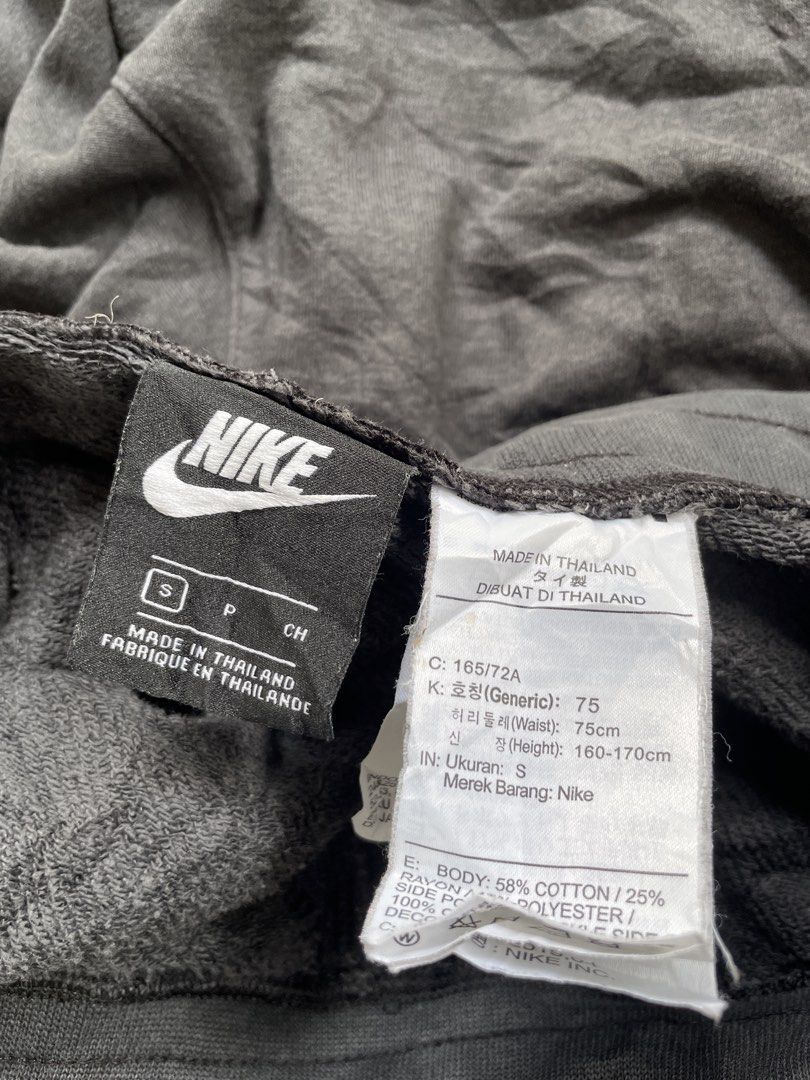 Nike Gray (Category: Shorts) located in Daraga. Submitted by pangs192325 (Listing ID 1468135707, Image 2). Description: Nike Gray Size 30-34 Vrygood condition Minimal issue sa dulo ng check hairline Location Bicol Albay .