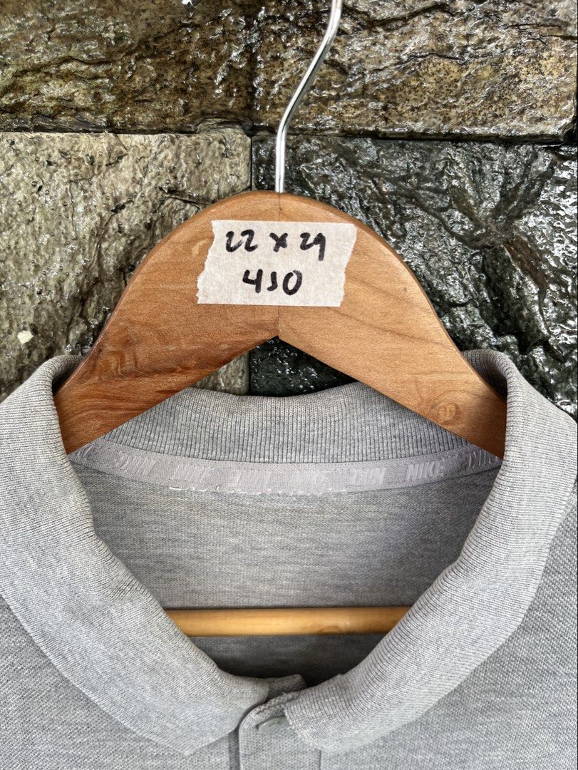 Nike Gray Poloshirt (Category: Tshirts & Polo Shirts ) located in Cagayan de Oro. Submitted by curatedheirloomph_ (Listing ID 1468230776, Image 2). Description: 𝘿𝙞𝙢𝙚𝙣𝙨𝙞𝙤𝙣𝙨: 22x29 𝘽𝙚𝙨𝙩 𝙁𝙞𝙩: Large 𝘾𝙤𝙣𝙙𝙞𝙩𝙞𝙤𝙣 & 𝘾𝙤𝙡𝙤𝙧 𝙍𝙖𝙩𝙚: Excellent (9.5/10) 𝙄𝙨𝙨𝙪𝙚: Needs wash, cut neck tag.