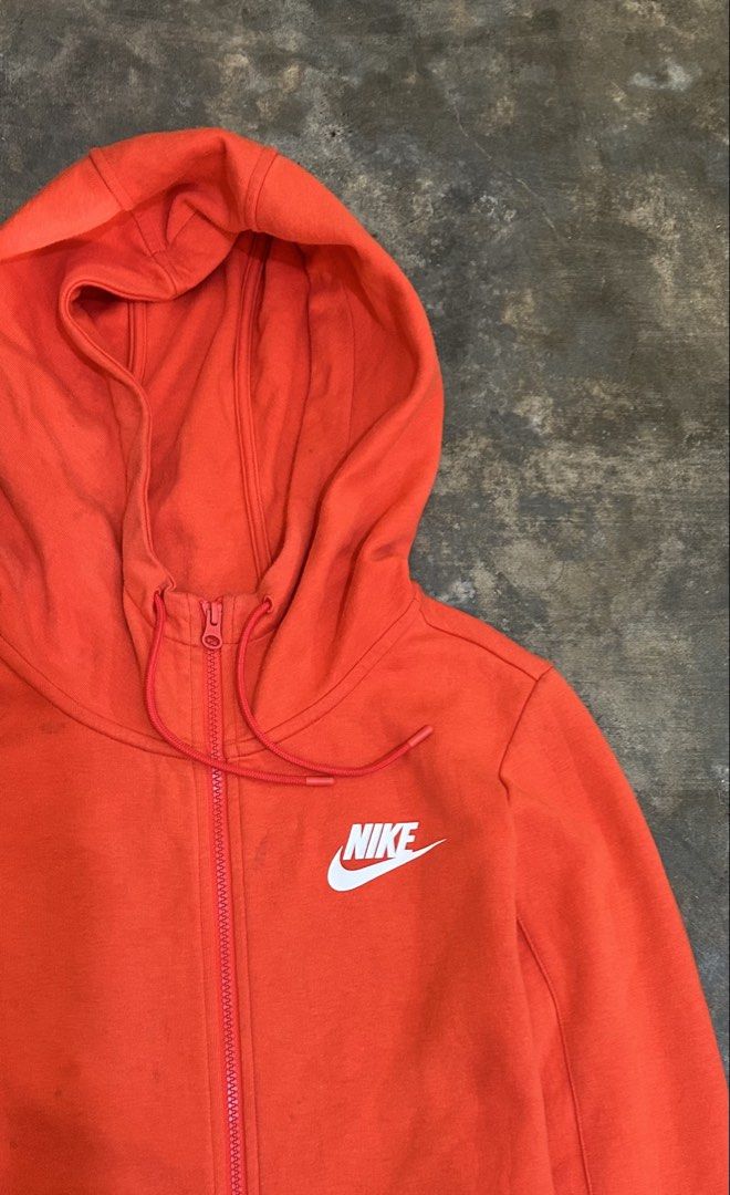 Nike Hoodie M-L (Category: Coats, Jackets and Outerwear) located in Alicia. Submitted by sammyviloria (Listing ID 1468233411, Image 3). Description: .
