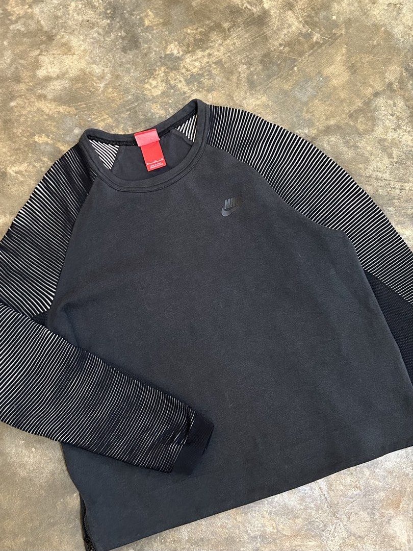 Nike Jacket (Category: Coats, Jackets and Outerwear) located in Alicia. Submitted by sammyviloria (Listing ID 1468233601, Image 2). Description: .