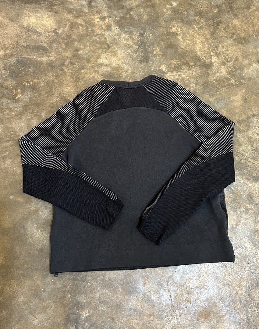 Nike Jacket (Category: Coats, Jackets and Outerwear) located in Alicia. Submitted by sammyviloria (Listing ID 1468233601, Image 3). Description: .