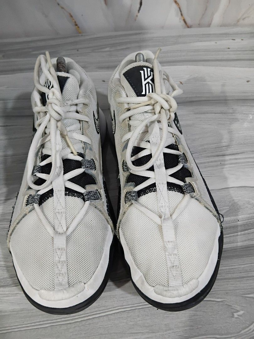NIKE KYRIE FLYTRAPSIZE SIZE 7.5 MEN (Category: Sneakers) located in General Mariano Alvarez. Submitted by adonid (Listing ID 1468083810, Image 2). Description: NIKE KYRIE FLYTRAPSIZE SIZE 7.5 MEN SIGN OF USAGE LOC. GMA CAVITE PHP 800.