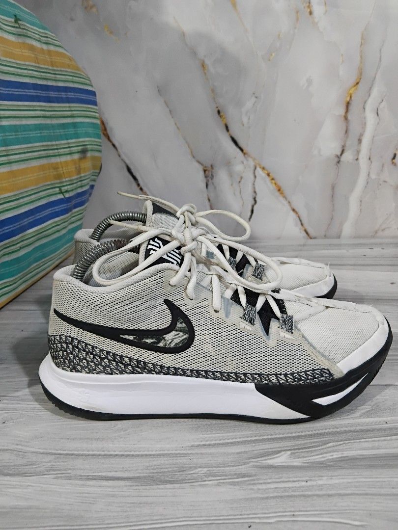 NIKE KYRIE FLYTRAPSIZE SIZE 7.5 MEN (Category: Sneakers) located in General Mariano Alvarez. Submitted by adonid (Listing ID 1468083810, Image 1). Description: NIKE KYRIE FLYTRAPSIZE SIZE 7.5 MEN SIGN OF USAGE LOC. GMA CAVITE PHP 800.