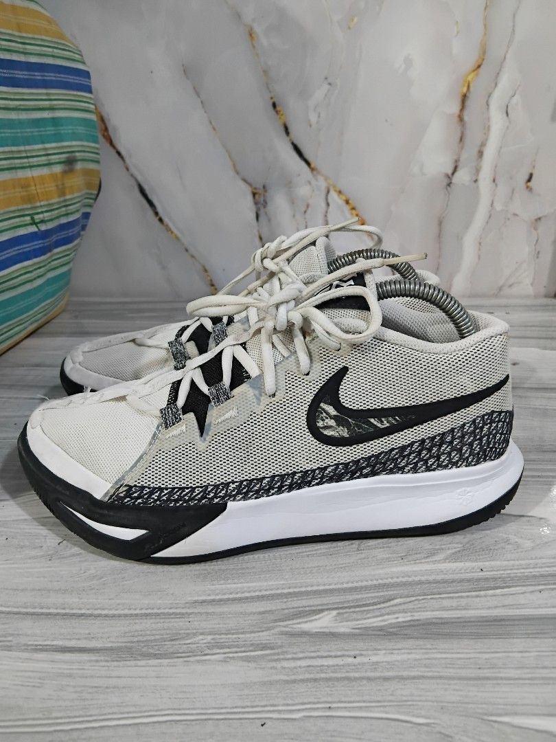 NIKE KYRIE FLYTRAPSIZE SIZE 7.5 MEN (Category: Sneakers) located in General Mariano Alvarez. Submitted by adonid (Listing ID 1468083810, Image 3). Description: NIKE KYRIE FLYTRAPSIZE SIZE 7.5 MEN SIGN OF USAGE LOC. GMA CAVITE PHP 800.