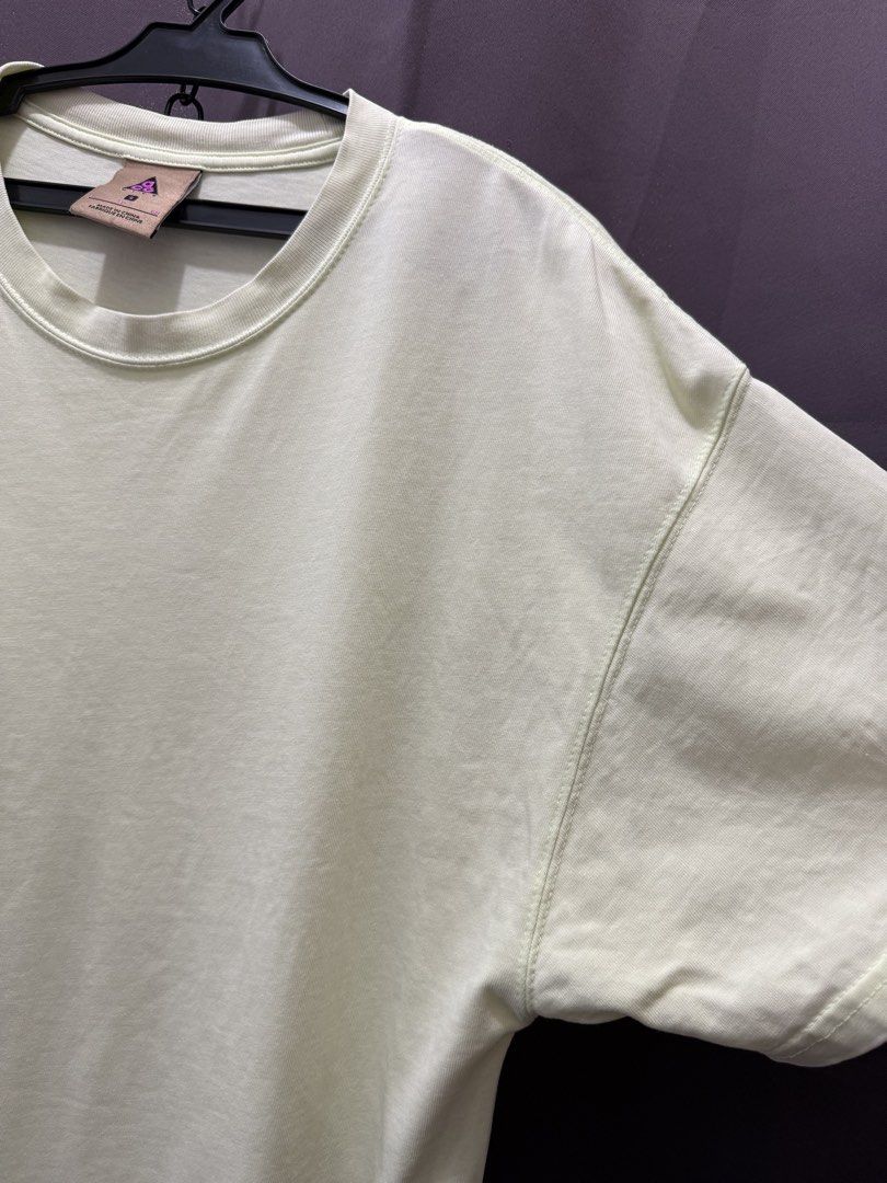Nike Lab ACG T-shirt BARELY VOLT (Category: Tshirts & Polo Shirts ) located in Manila. Submitted by craffee00 (Listing ID 1468133599, Image 3). Description: 🟢 FOR SALE: Nike Lab ACG Logo T-Shirt ⛰️ ‼️Baka po looking kayo mga boss, offer na lang kayo 👌🏻 ‼️DIMES: 21x29 ‼️ISSUE (see last 2 photos—labahan niyo na lang, di sya halata) ‼️COLOR RATE: 9.5/10 - Brand: Nike ACG - Color: Light Green - Size: Small (S) - Material: 100% Cotton - Design: Emb