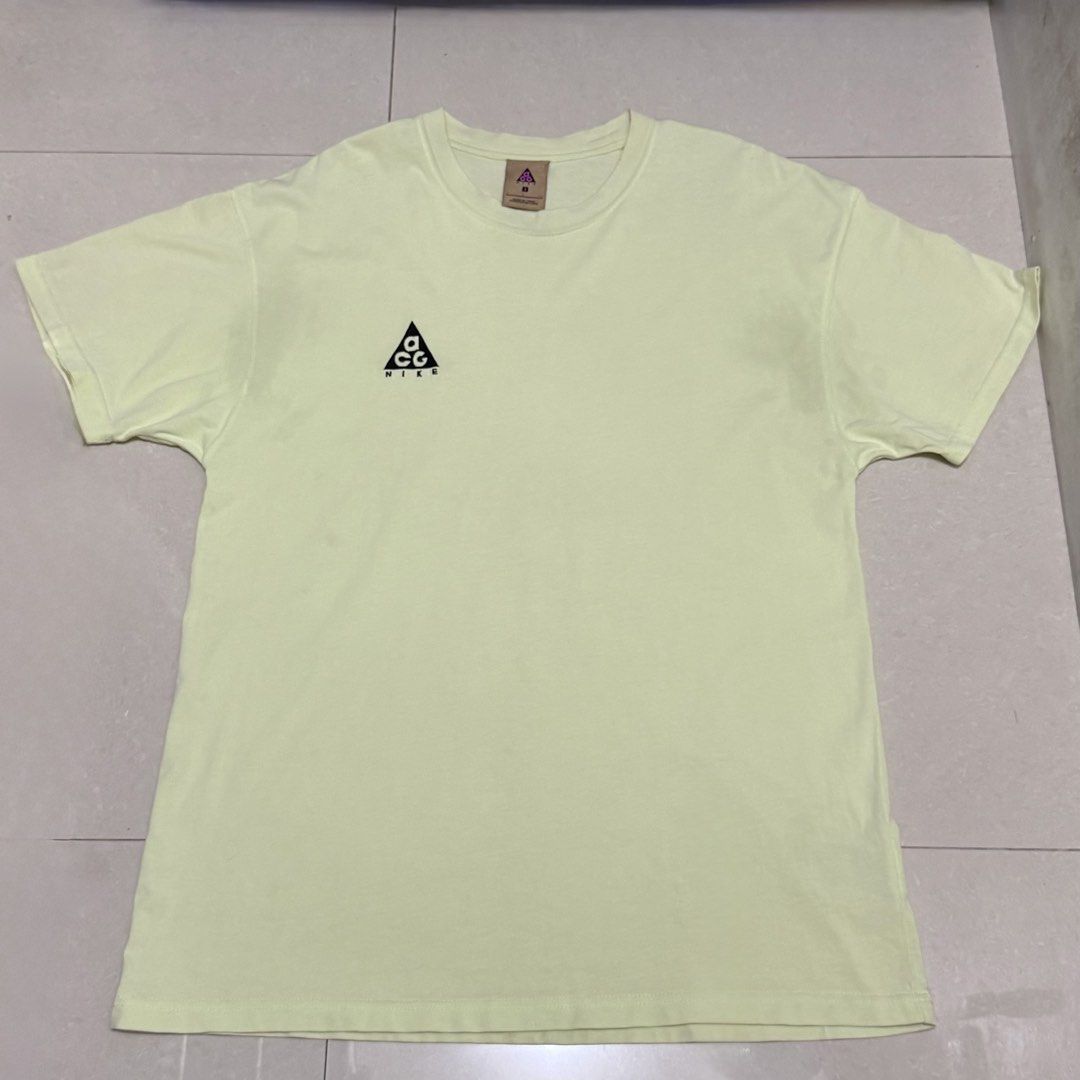 Nike Lab ACG T-shirt BARELY VOLT (Category: Tshirts & Polo Shirts ) located in Manila. Submitted by craffee00 (Listing ID 1468133599, Image 1). Description: 🟢 FOR SALE: Nike Lab ACG Logo T-Shirt ⛰️ ‼️Baka po looking kayo mga boss, offer na lang kayo 👌🏻 ‼️DIMES: 21x29 ‼️ISSUE (see last 2 photos—labahan niyo na lang, di sya halata) ‼️COLOR RATE: 9.5/10 - Brand: Nike ACG - Color: Light Green - Size: Small (S) - Material: 100% Cotton - Design: Emb