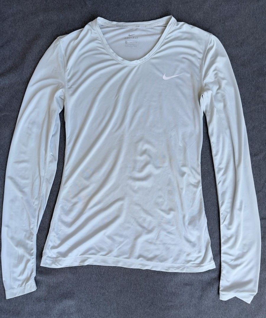 Nike Long sleeve legend Tshirt M (Category: Activewear) located in Llanera. Submitted by expresclothing (Listing ID 1468195320, Image 2). Description: .