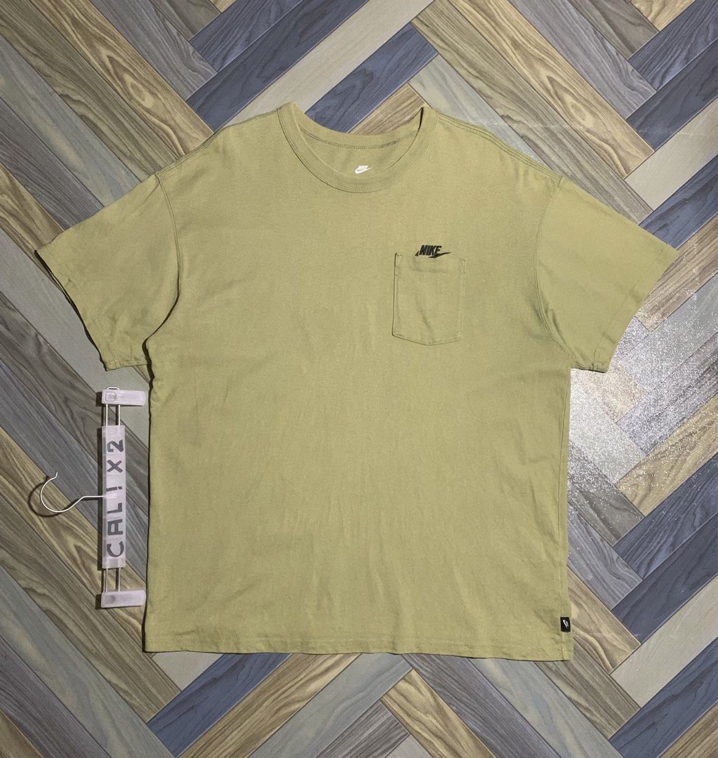 NIKE POCKET TEE (Category: Tshirts & Polo Shirts ) located in Kapalong. Submitted by ac_thrift (Listing ID 1468244035, Image 2). Description: NIKE POCKET TEE Size: XXL Dimes: W23 x L29 Color rate: 10/10 Condition: Excellent MoP: Gcash Location: Mindanao, Davao del Norte, Kapalong, 8113.
