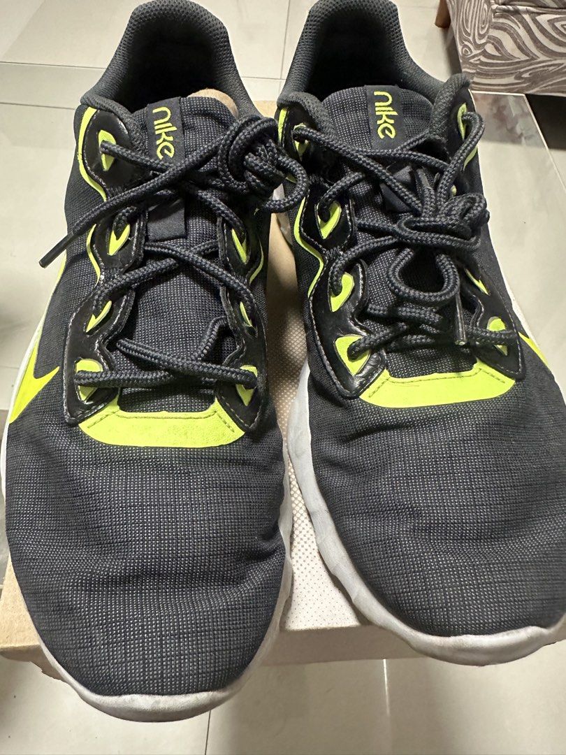 Nike React (Category: Casual Shoes) located in Mandaluyong City. Submitted by fourleafcloverrrr (Listing ID 1468141732, Image 2). Description: Used No box (pair only) Issue: Mismatched sizing (9.5 and 10) P.