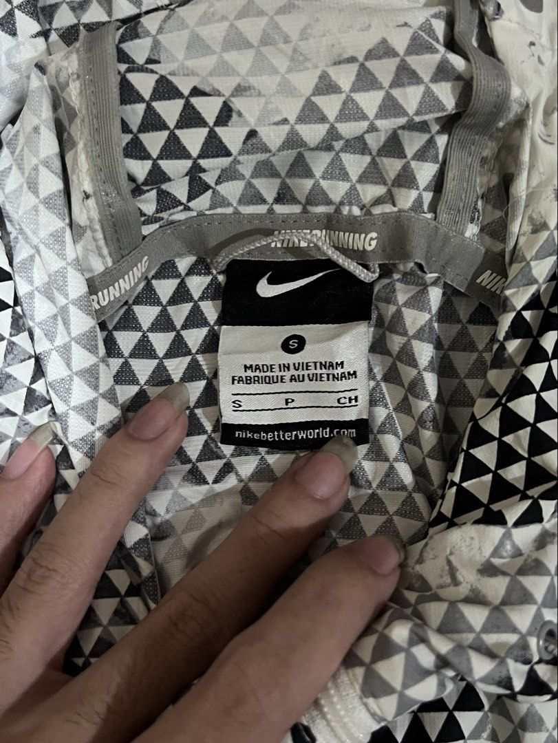 Nike Running Zip (Category: Activewear) located in Manila. Submitted by yawnywn (Listing ID 1468225788, Image 2). Description: .