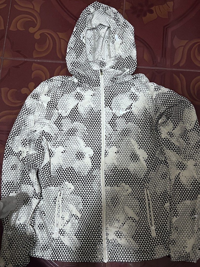 Nike Running Zip (Category: Activewear) located in Manila. Submitted by yawnywn (Listing ID 1468225788, Image 1). Description: .