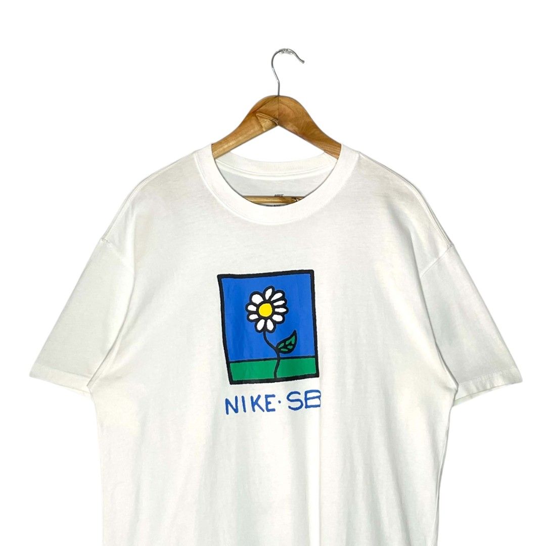 Nike SB Daisy Tee (Category: Tshirts & Polo Shirts ) located in Manila. Submitted by jphth_dgzmn (Listing ID 1468074426, Image 2). Description: Nike SB Daisy Tee SIZE: Large WIDTH: 22 inches LENGTH: 27 inches CONDITION: Like New ISSUE: No Issue LOCATION: Cabuyao, Laguna ₱480.