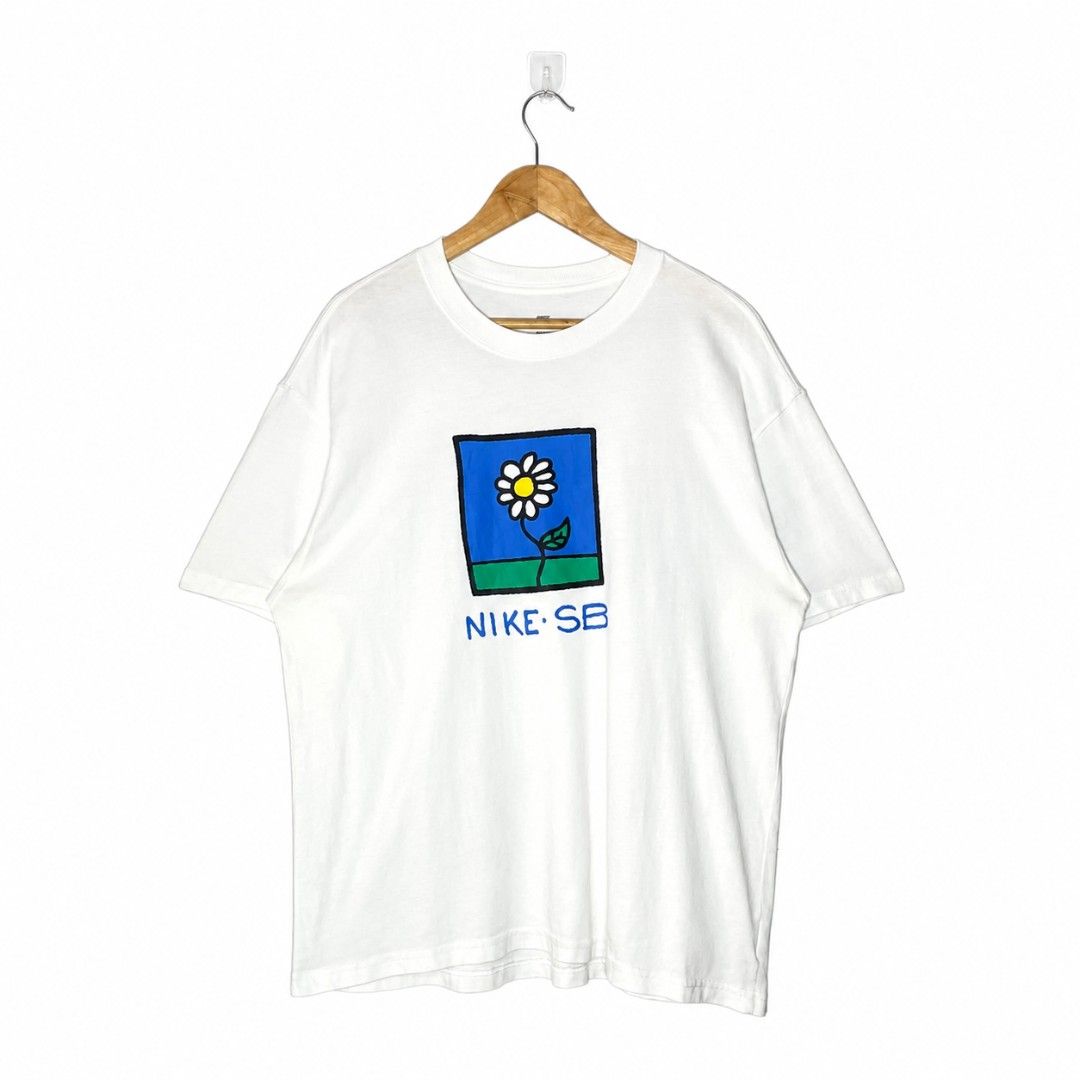 Nike SB Daisy Tee (Category: Tshirts & Polo Shirts ) located in Manila. Submitted by jphth_dgzmn (Listing ID 1468074426, Image 1). Description: Nike SB Daisy Tee SIZE: Large WIDTH: 22 inches LENGTH: 27 inches CONDITION: Like New ISSUE: No Issue LOCATION: Cabuyao, Laguna ₱480.