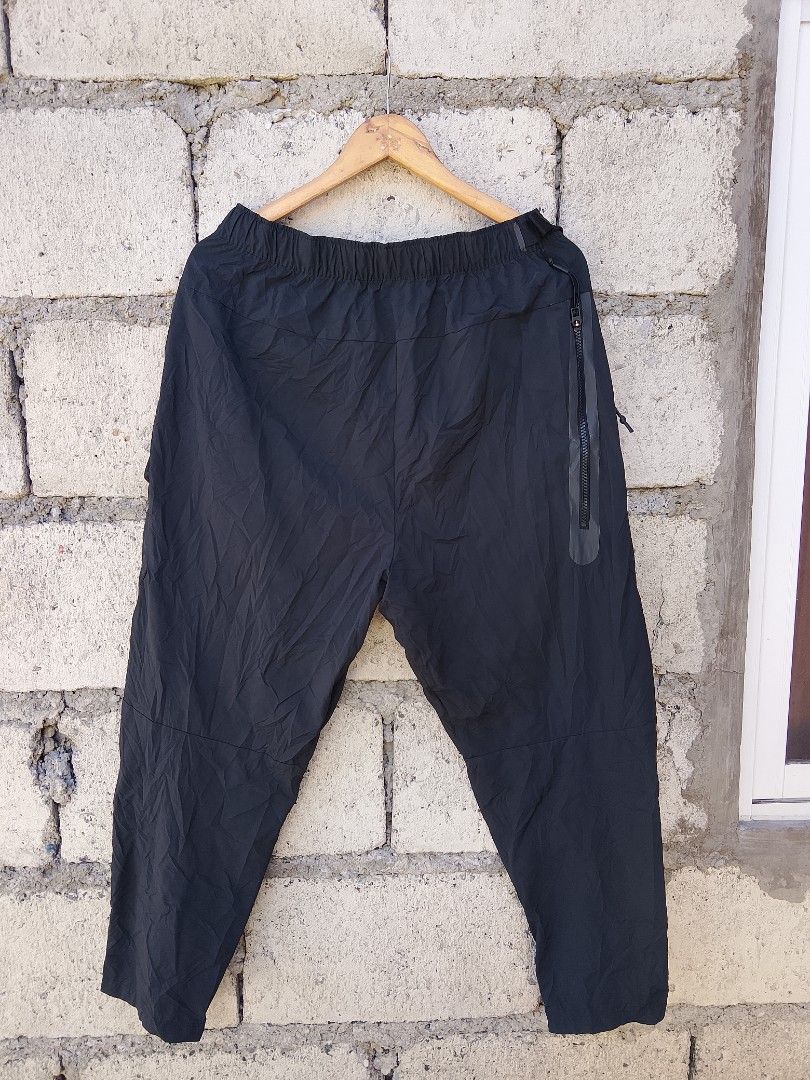 Nike tech pack woven cargo pants (Category: Joggers) located in Bayombong. Submitted by jeffreybee (Listing ID 1468215922, Image 3). Description: 30-36 waistline 37.5 length 6.5 leg opening.