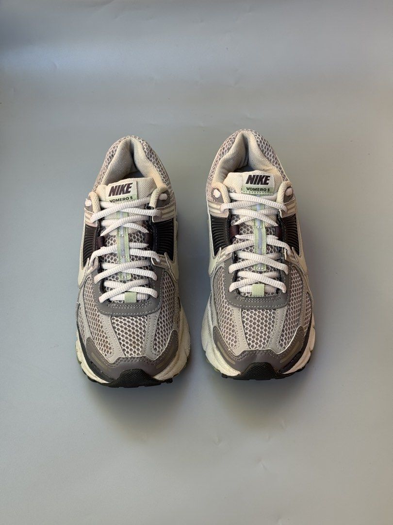 NIKE VOMERO 5 (Category: Sneakers) located in Legazpi City. Submitted by mr.solelution (Listing ID 1468130229, Image 3). Description: • NIKE VOMERO 5 "cobblestone" ( women ) • SIZE: 6.5us / 37.5euro / 23.5cm • EXCELLENT CONDITION • MINIMAL MIDSOLE SCRATCH LOCATION: LEGAZPI ALBAY BICOL📍 PLUS SHIPPING FEE 💵.