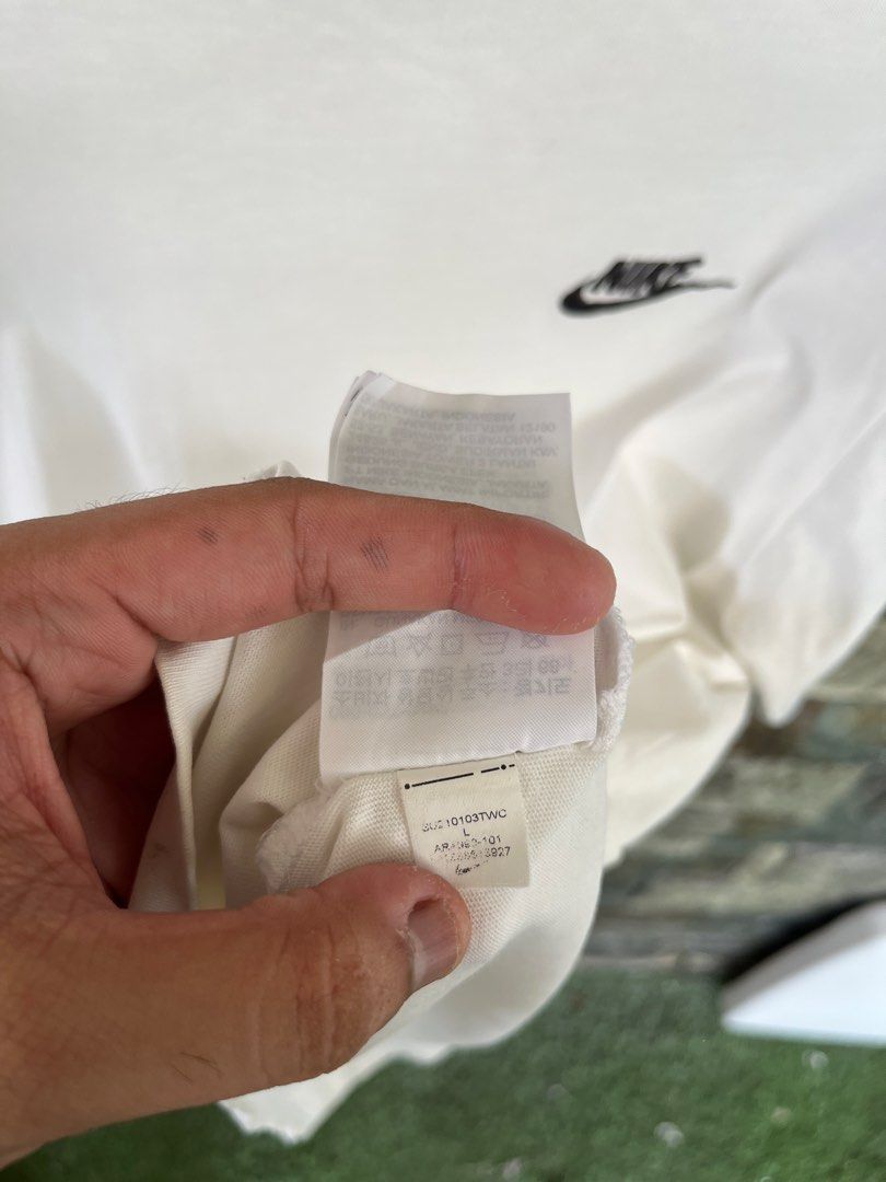 Nike White Shirt (Category: Tshirts & Polo Shirts ) located in Cagayan de Oro. Submitted by curatedheirloomph_ (Listing ID 1468224555, Image 3). Description: 𝘿𝙞𝙢𝙚𝙣𝙨𝙞𝙤𝙣𝙨: 20x27 𝘽𝙚𝙨𝙩 𝙁𝙞𝙩: Medium 𝘾𝙤𝙣𝙙𝙞𝙩𝙞𝙤𝙣 & 𝘾𝙤𝙡𝙤𝙧 𝙍𝙖𝙩𝙚: Excellent (9.5/10) 𝙄𝙨𝙨𝙪𝙚: Needs wash 𝘼𝙪𝙩𝙝𝙚𝙣𝙩𝙞𝙘𝙞𝙩𝙮 𝘿𝙚𝙘𝙡𝙖𝙧𝙖𝙩𝙞𝙤𝙣: Authentic.