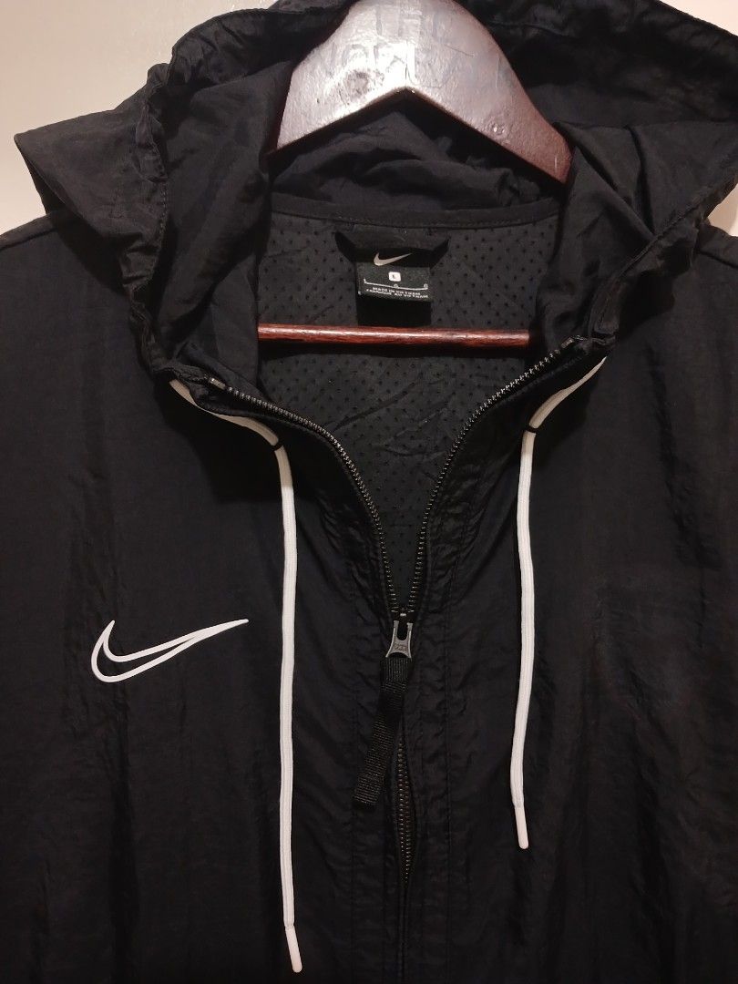 NIKE WINDBREAKER JACKET (Category: Coats, Jackets and Outerwear) located in Manila. Submitted by mico136mm60564 (Listing ID 1468186900, Image 3). Description: NIKE WINDBREAKER JACKET Dimension/Size = 25x32-33.5/L-XL Condition = Excellent Color rate = 9.5/10 issue = may nabura lang na printed random brand PRICE = 680 Location = Taguig.