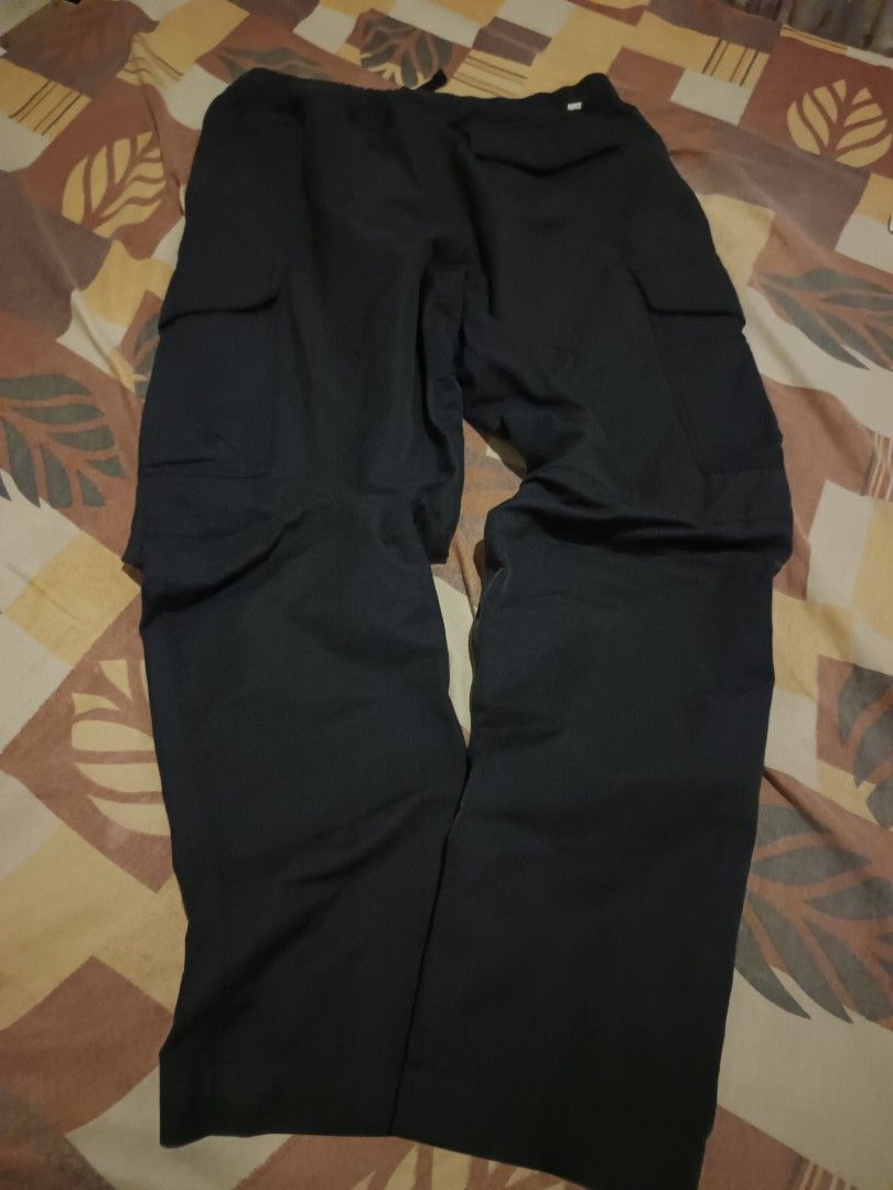 Nike woven cargo pants (Category: Jeans) located in Odiongan. Submitted by thriftngo26 (Listing ID 1468199273, Image 3). Description: These appear to be black Nike men's woven cargo pants, such as the Nike Sportswear Club Men's Woven Cargo.