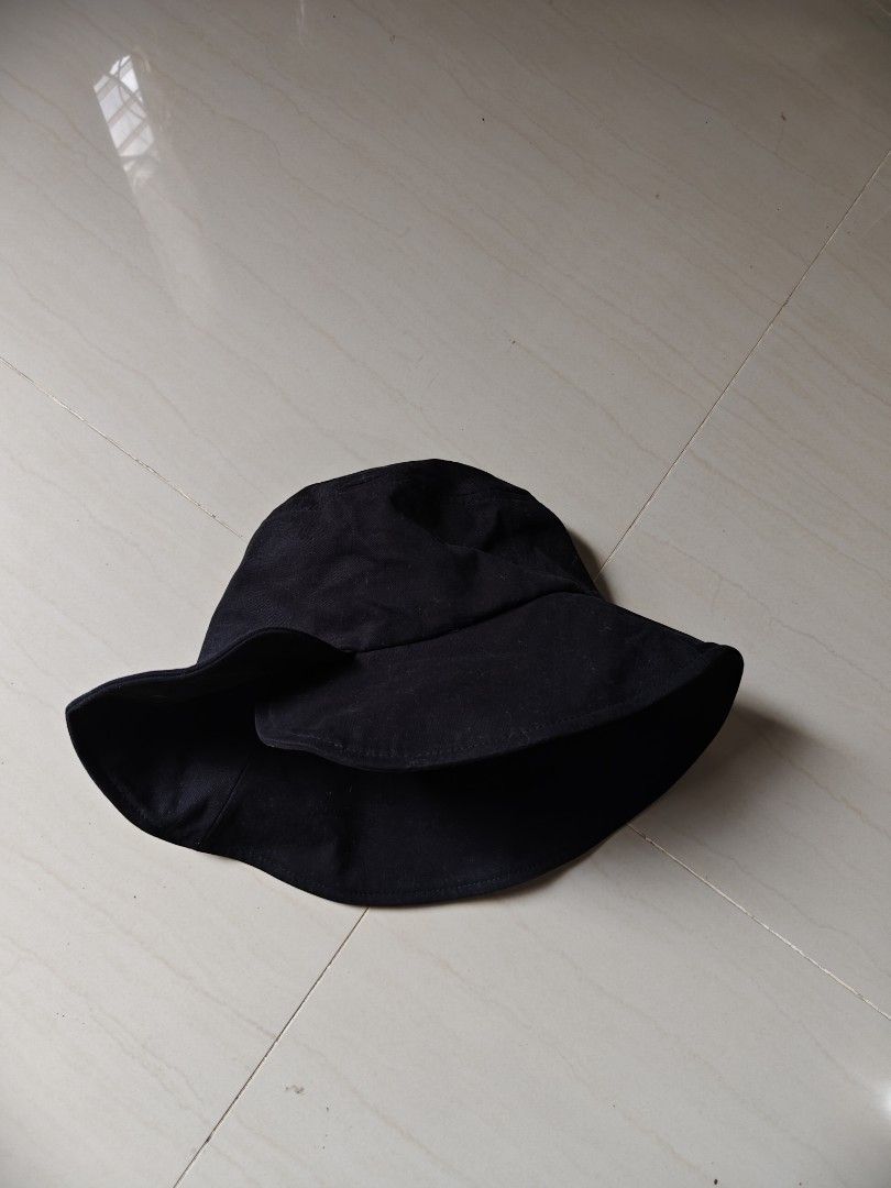 Niko and Bucket hat (Category: Hats & Beanies) located in Iloilo. Submitted by branded-boy0422_16 (Listing ID 1468106646, Image 2). Description: Good as new Size Large fit need washed only.