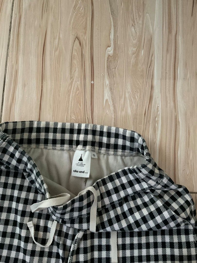 niko and... plaid bootcut flared pajamas (Category: Trousers) located in Manila. Submitted by sampeso (Listing ID 1468238344, Image 2). Description: - Brand: Niko and... - Style: Gingham trousers / wide leg - Color: Black and white check pattern - Size: waist: 26-30 inches length: 38 inches leg opening: 11 inches - Fit: Relaxed fit with adjustable drawstring waistband - Condition: Great staple piece, super comfy and easy to match .