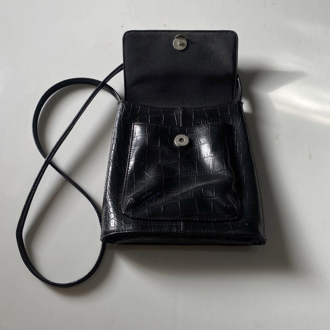 nine west sling bag (Category: Cross-body Bags) located in Manila. Submitted by thriftlangs_ig (Listing ID 1468184136, Image 3). Description: need wash sa loob lang and yung magnet, yung mismong brand medyo iba na kulay hindi na ganon katingkad….