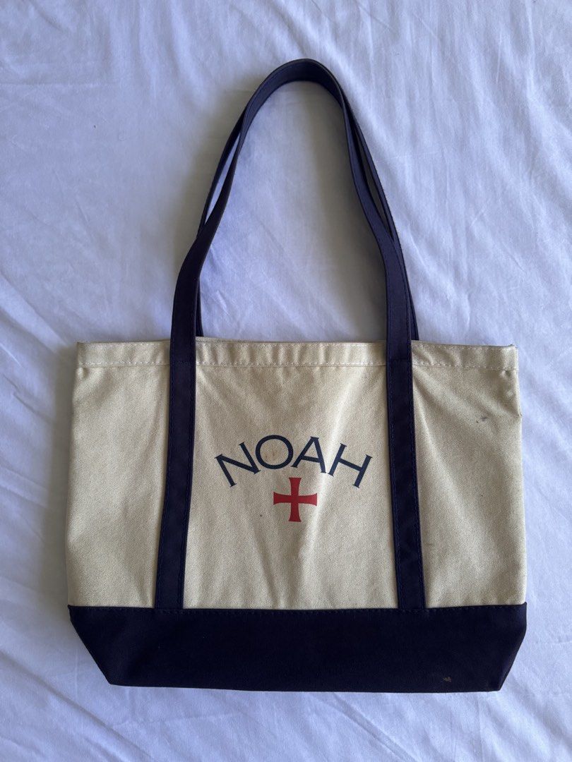 Noah NY Core Logo Tote Bag (Category: Sling Bags) located in Quezon City. Submitted by raremountain.19d94e (Listing ID 1468126072, Image 1). Description: Needs wash.