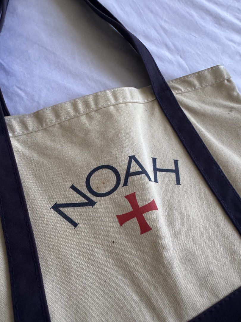 Noah NY Core Logo Tote Bag (Category: Sling Bags) located in Quezon City. Submitted by raremountain.19d94e (Listing ID 1468126072, Image 2). Description: Needs wash.