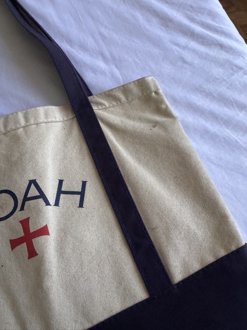 Noah NY Core Logo Tote Bag (Category: Sling Bags) located in Quezon City. Submitted by raremountain.19d94e (Listing ID 1468126072, Image 3). Description: Needs wash.