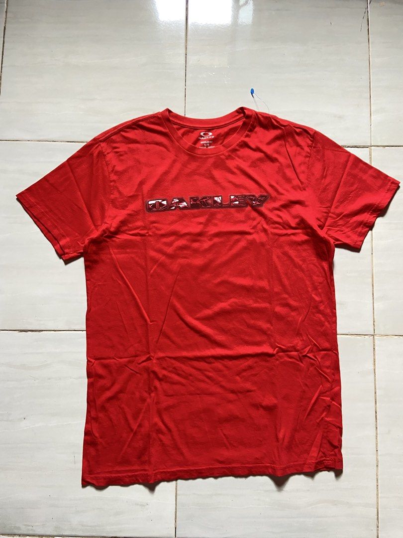 Oakley chest logo with big Logo (Category: Tshirts & Polo Shirts ) located in Cotabato. Submitted by haikal.kasim (Listing ID 1468086767, Image 3). Description: Oakley Size: Large Dimes: 20.5*29.5 Excellent Condition Almost bnew Flawless No issue .