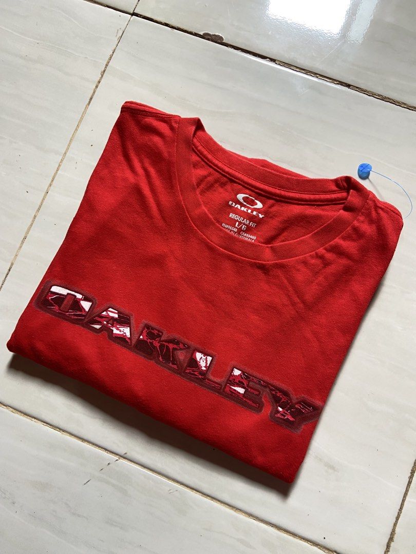 Oakley chest logo with big Logo (Category: Tshirts & Polo Shirts ) located in Cotabato. Submitted by haikal.kasim (Listing ID 1468086767, Image 2). Description: Oakley Size: Large Dimes: 20.5*29.5 Excellent Condition Almost bnew Flawless No issue .
